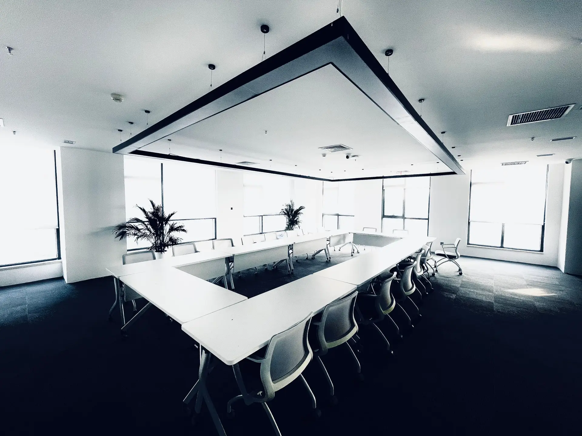 Espace de bureau moderne et pur